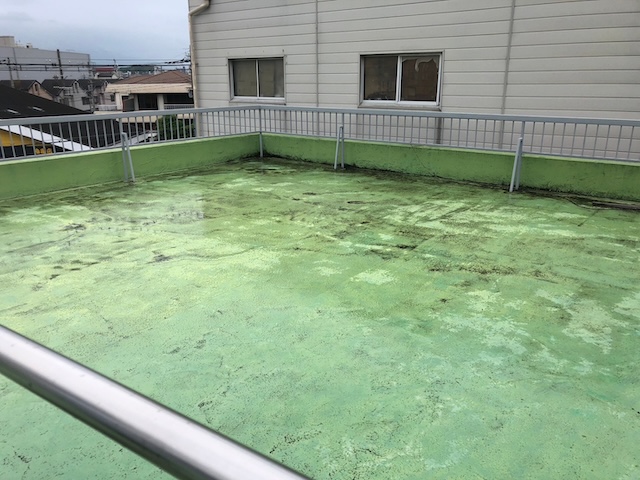 東大阪市防水塗装の経年劣化により雨漏り・陸屋根は雨水が溜まりやすいため早めの再塗装がおすすめ